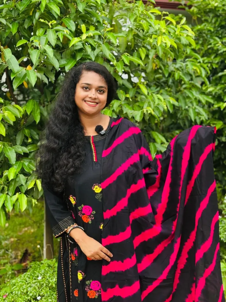 আড়ং ইন্সপায়ারড হ্যান্ডওয়ার্ক টাই-ডাই ওড়না থ্রি পিস